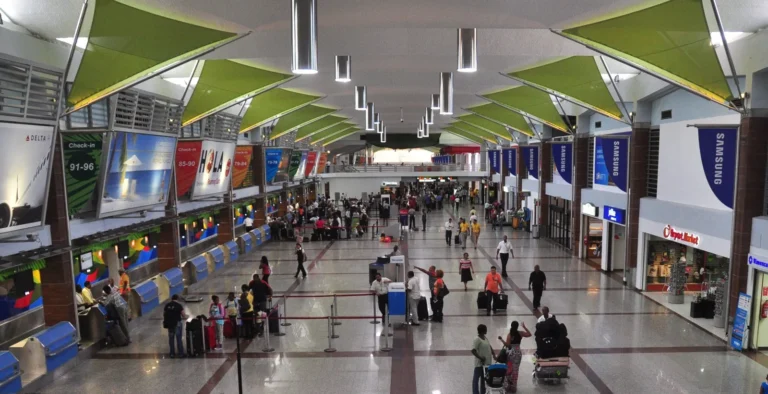 Aerodom-Area-de-mostradores-de-aerolineas-AILA-scaled