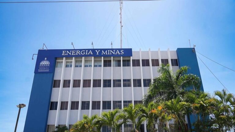 ministerio-afirma-no-existe-plan-de-explotacion-minera-en-cordillera-26a4b295-focus-0-0-896-504