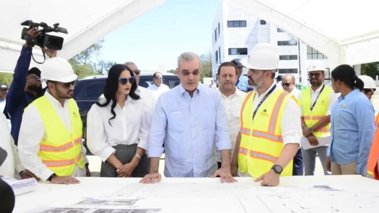 visita-a-uasd-sabaneta-abinader-evalua-avances-de-la-obra-2c219f36-focus-0-0-896-504